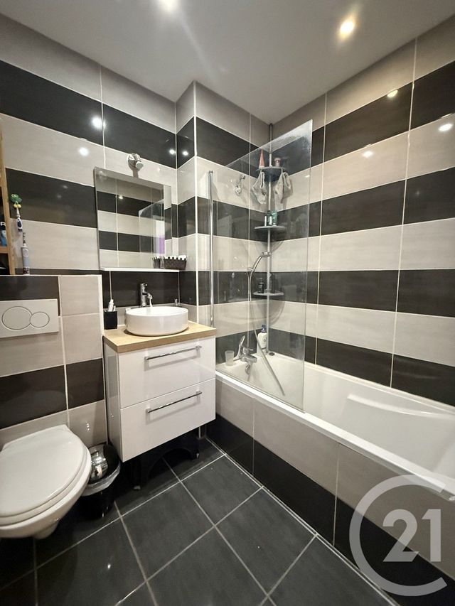 Appartement F3 bis à louer - 4 pièces - 73.0 m2 - ST PIERRE EN FAUCIGNY - 74 - RHONE-ALPES - Century 21 Patrimoine Rochois